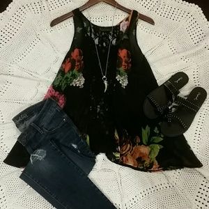 🧡 2 for $7. dark floral blouse with lace.